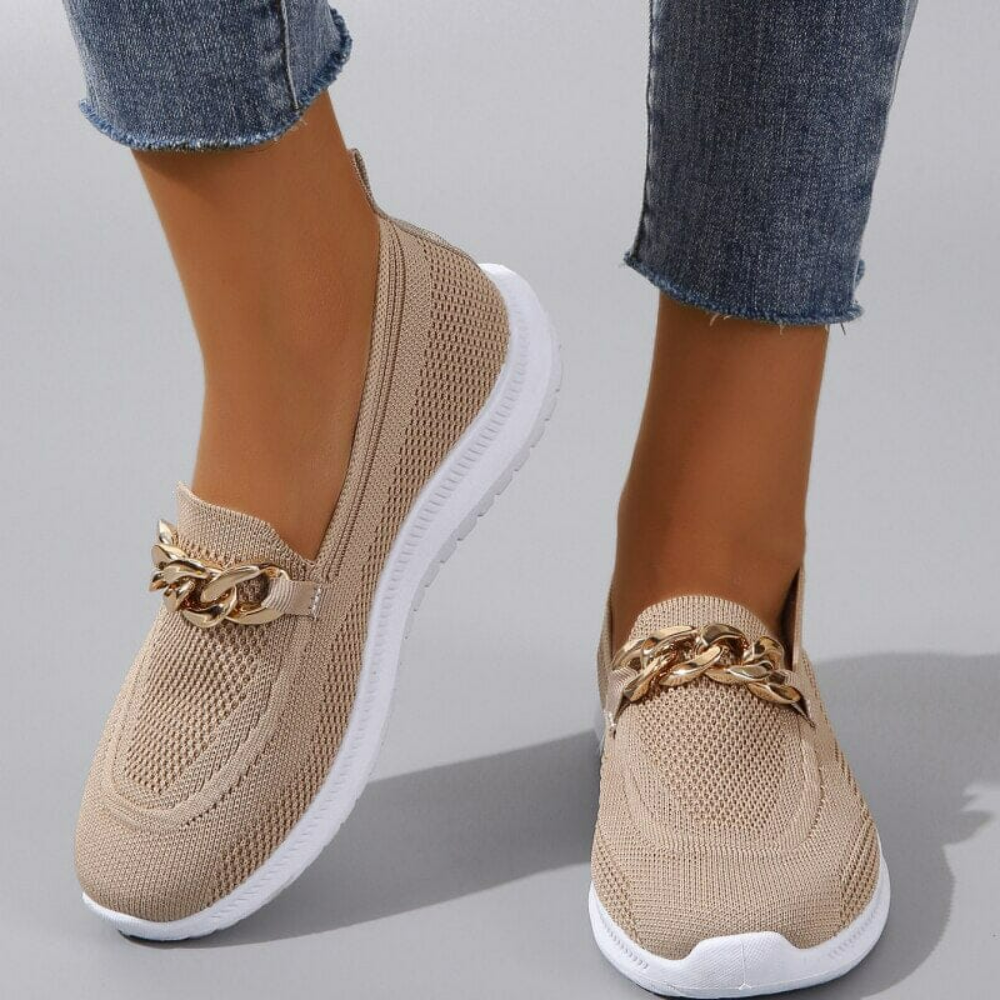 Beige orthopädische Sneaker mit Kettenverzierung, ideal für Komfort und Stil. Perfekt für Damen, die modische und bequeme Schuhe suchen.