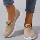 Beige orthopädische Sneaker mit Kettenverzierung, ideal für Komfort und Stil. Perfekt für Damen, die modische und bequeme Schuhe suchen.