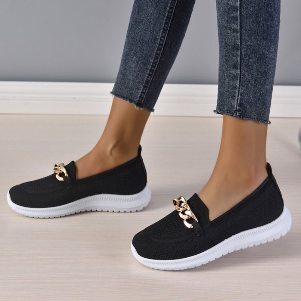 Damen Sneaker in Schwarz mit goldener Kette, bequeme orthopädische Schuhe, ideal für Alltag und Freizeit, modisch und ergonomisch.