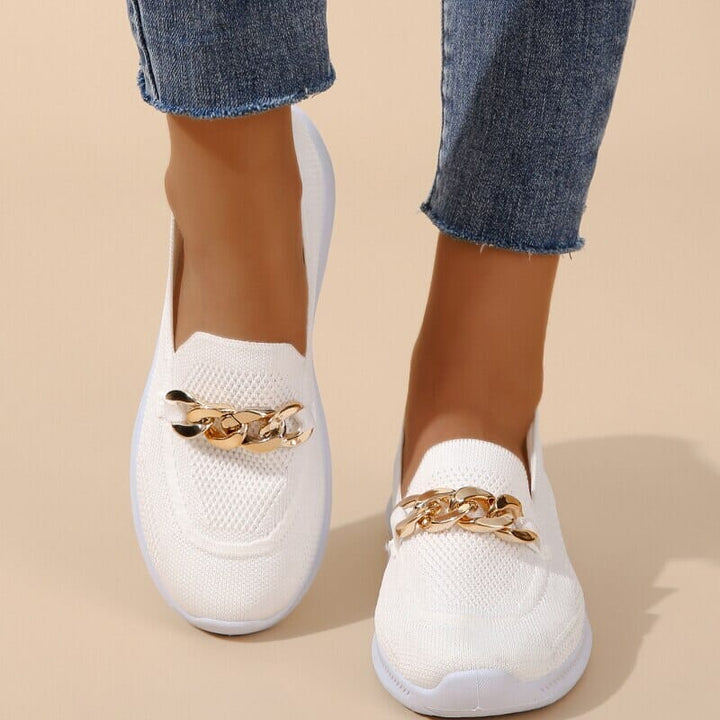 Weiße orthopädische Sneaker mit goldener Kette, ideal für Damen. Bequeme Schuhe, modisch und vielseitig, perfekt für Alltag und Freizeit.