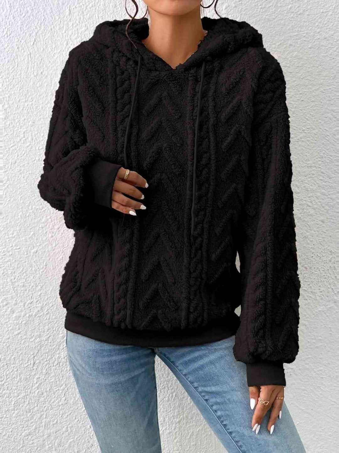 Schwarzer Kapuzenpullover mit Kordelzug, langärmlig, Damenmode, weiches Material, ideal für Herbst und Winter, lässiger Stil, bequem.