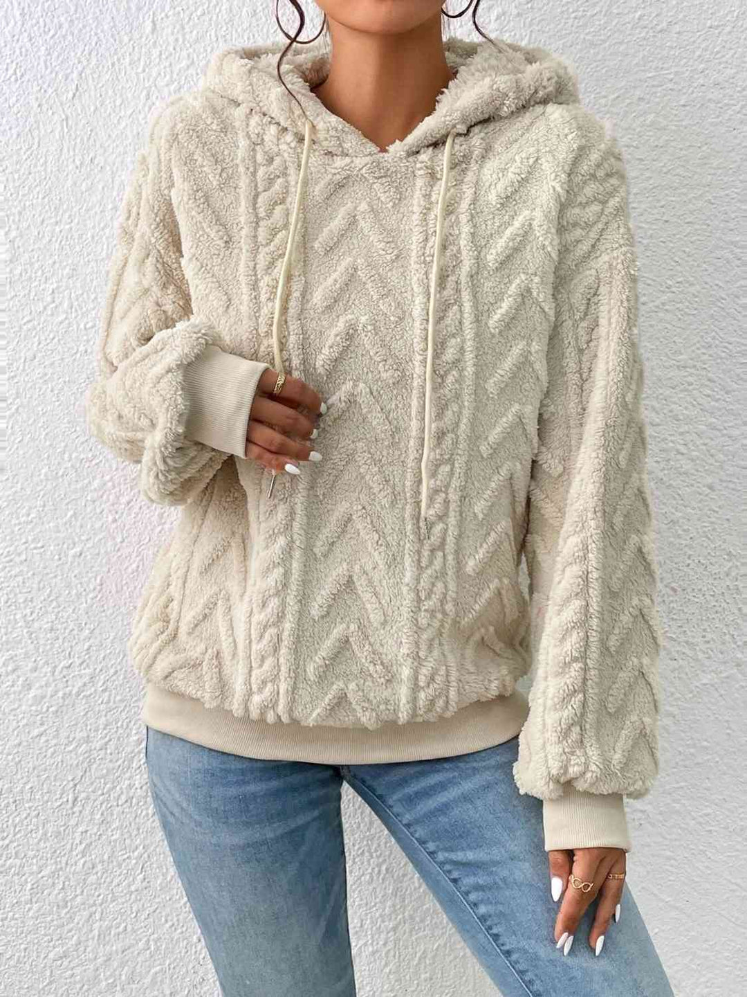 Damen Kapuzenpullover in Creme, langärmelig, mit Kordelzug. Weiches, strukturiertes Design, ideal für Herbstmode. Bequem und stilvoll.