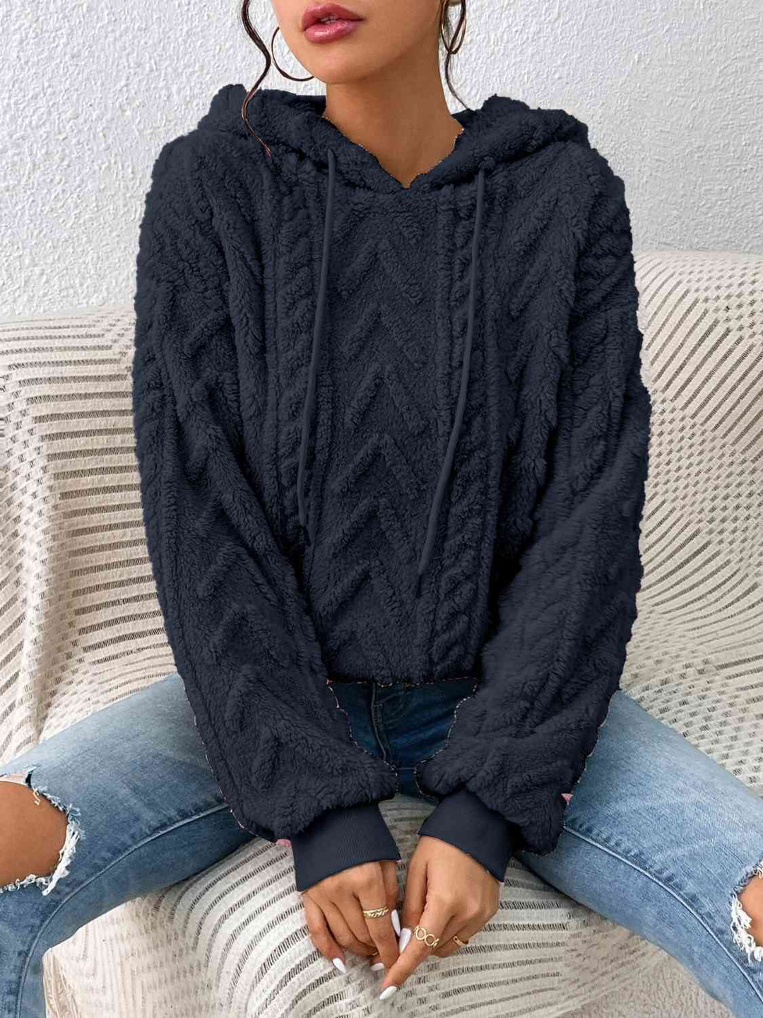 Damen Kapuzenpullover, langärmlig, mit Kordelzug, aus weichem Strickstoff. Perfekt für Herbstmode, lässiger Stil, bequem und warm.