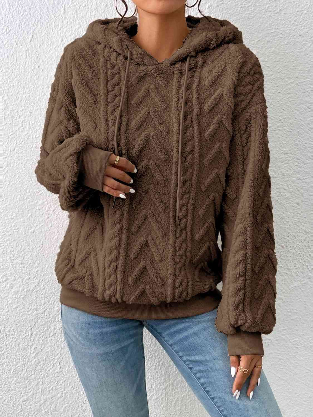 Damen Kapuzenpullover in Olivbraun, langärmlig mit Kordelzug. Weiches, strukturiertes Material, ideal für Herbstmode. Bequem und stilvoll.