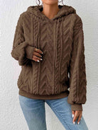 Damen Kapuzenpullover in Olivbraun, langärmlig mit Kordelzug. Weiches, strukturiertes Material, ideal für Herbstmode. Bequem und stilvoll.