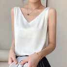 Damen Seidentop, ärmellos, V-Ausschnitt, elegant, weiß. Perfekt für Sommermode, Büro-Outfits, vielseitig kombinierbar, stilvoll und modern.