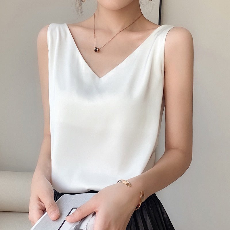 Damen Seidentop, ärmellos, V-Ausschnitt, elegant, weiß. Perfekt für Sommermode, Büro-Outfits, vielseitig kombinierbar, stilvoll und modern.