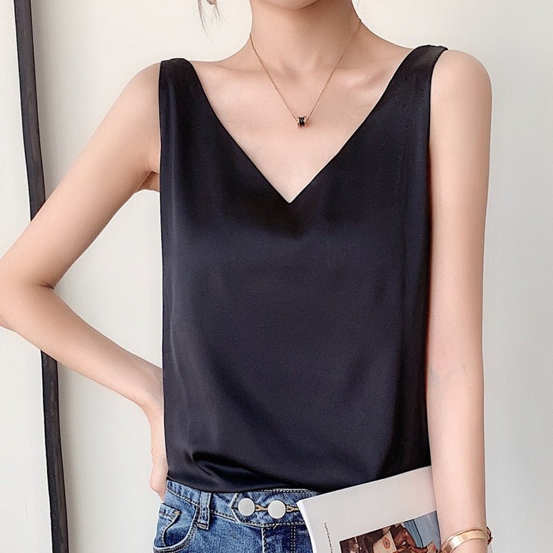 Seidig weiches Damen-Tanktop in Schwarz, ärmellos, mit V-Ausschnitt. Perfekt für elegante und lässige Outfits. Ideal für den Sommer.