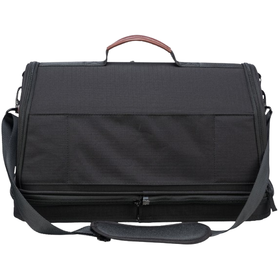 Schwarze Trixie Airline-Tasche Gate für Haustiere, robustes Design, ideal für Reisen, mit Tragegriff und Schultergurt, praktische Transportlösung.