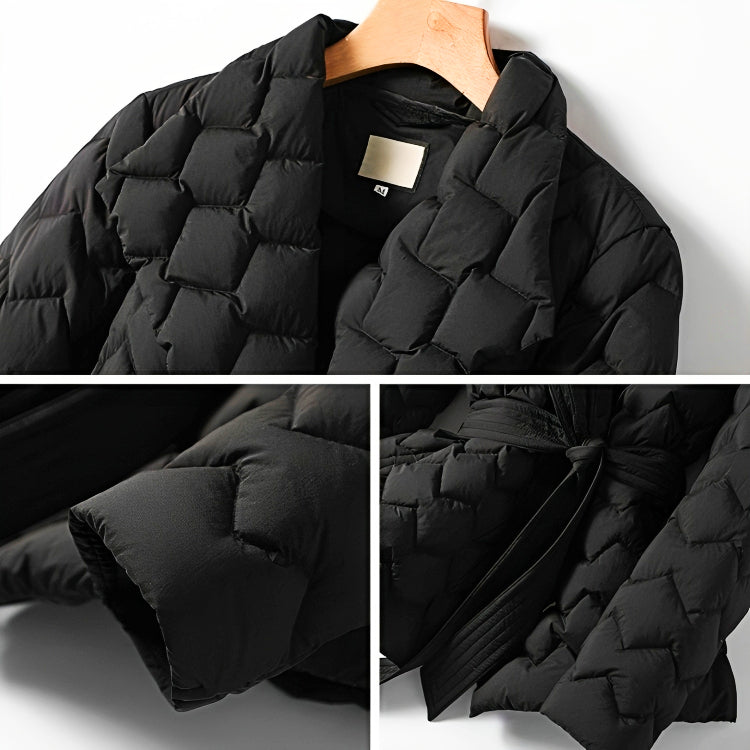 Schwarze gesteppte Daunenjacke mit Gürtel, modisches Design, warme Winterbekleidung, ideal für kalte Temperaturen, stilvoll und funktional.
