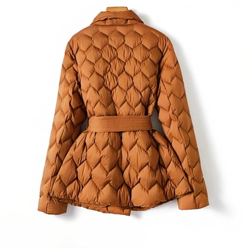 Braune Steppjacke mit Gürtel, elegantes Design, ideal für Herbst und Winter. Modische Damenbekleidung, warm und stilvoll.