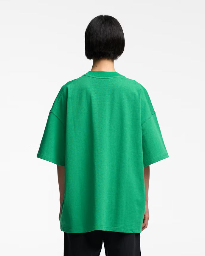 Grünes Oversize-T-Shirt aus Baumwolle, Rückansicht. Modetrend, lässiger Stil, Unisex-Design, ideal für Sommermode und Streetwear.