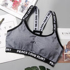 Grauer Sport-BH, atmungsaktiv, universell einsetzbar, mit Aufschrift "Peace Love Flirt". Ideal für Fitness, Yoga und Freizeit.