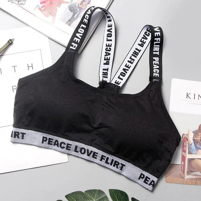 Schwarzer Sport-BH, atmungsaktiv, universell einsetzbar, mit Aufschrift "Peace Love Flirt". Ideal für Fitness, Yoga und Sport.