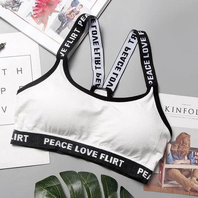 Universell einsetzbarer, atmungsaktiver Sport-BH in Weiß mit elastischen Trägern. Ideal für Fitness, Yoga und Alltag. Komfort und Stil vereint.