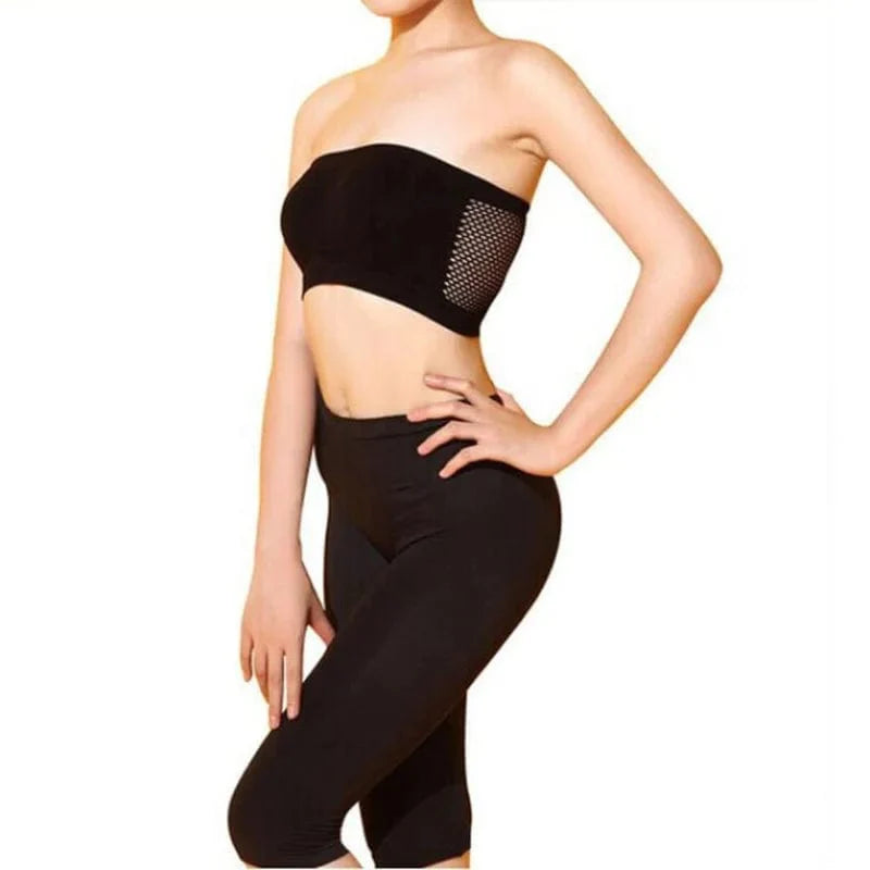 Schwarzer Sport-Bandeau-BH für Damen, nahtlos und atmungsaktiv, ideal für Fitness und Yoga. Bequeme Passform, vielseitig einsetzbar.