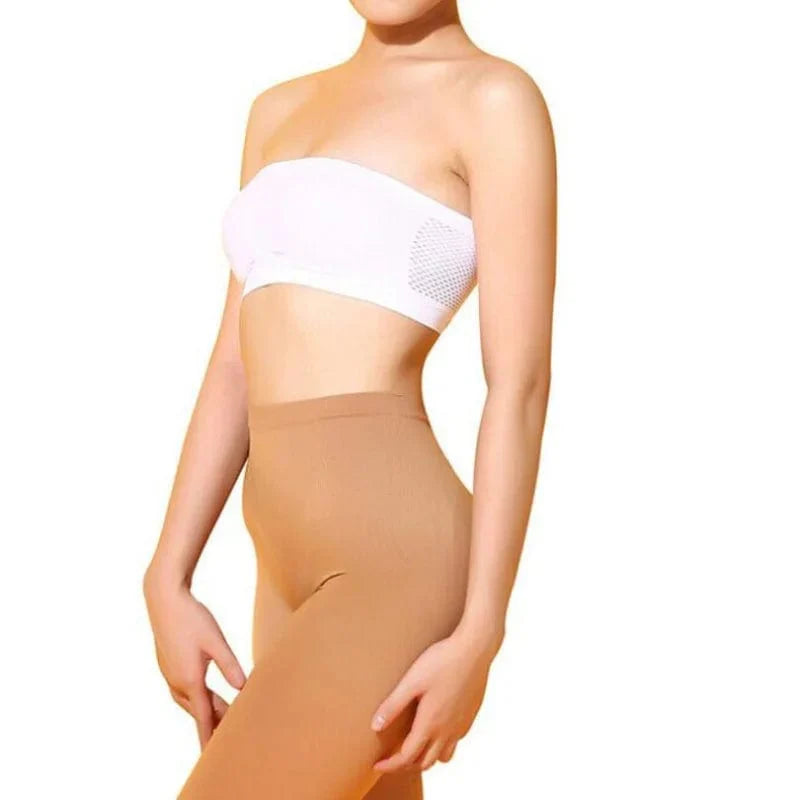Weißer Sport-Bandeau-BH für Damen, nahtlos und atmungsaktiv, ideal für Fitness und Yoga. Bequeme Passform, vielseitig und modisch.