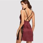 Japanisches Nachthemd, rot, mit Spitzenakzenten und verstellbaren Trägern. Elegantes Design, ideal für Nachtwäsche und Loungewear.