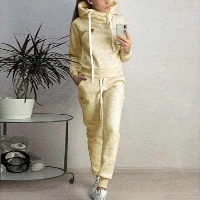Beiges Sportset für Damen, bestehend aus Hoodie und Jogginghose. Perfekt für Freizeit und Fitness. Bequem, modisch und vielseitig einsetzbar.