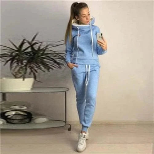 Damen-Sportset in Blau, bestehend aus Hoodie und Jogginghose. Bequemes Freizeitoutfit, ideal für Sport und Alltag. Trendige Sportmode.