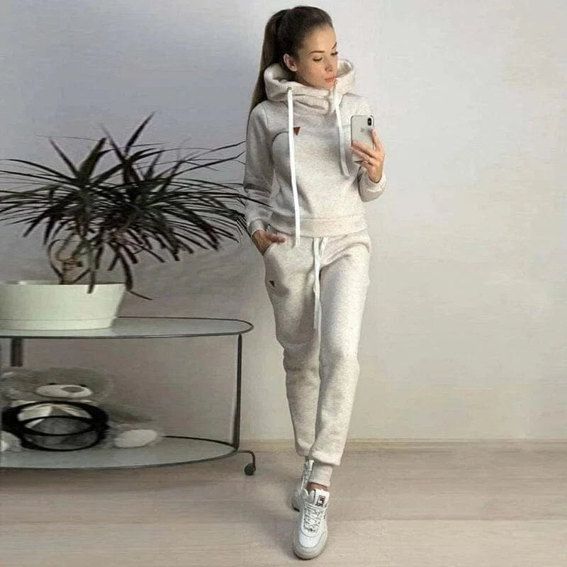 Damen-Sportset in Grau: Bequemes Hoodie und Jogginghose, ideal für Fitness und Freizeit. Perfekt für stilvolle Sportbekleidung und Loungewear.