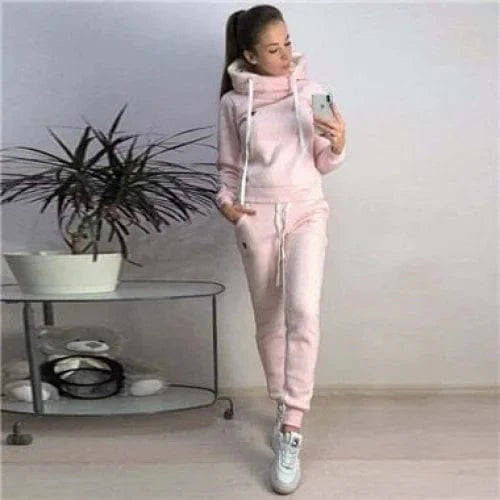 Damen-Sportset in Rosa, bestehend aus Hoodie und Jogginghose, ideal für Fitness und Freizeit. Bequemes, modisches Design für aktive Frauen.