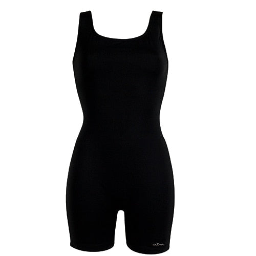 Schwarzer Damen-Badeanzug mit breiten Trägern, knielang. Ideal für Schwimmen und Wassersport. Hochwertiges Material, sportliches Design.