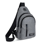 Grauer Sling-Rucksack, wasserabweisend, mit mehreren Fächern, ideal für Reisen und Alltag.