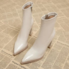 Elegante weiße Stiefeletten mit spitzem Absatz und Reißverschluss, ideal für Damenmode, Herbsttrends und stilvolle Outfits. Perfekt für jeden Anlass.