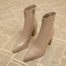 Beige Stiefeletten mit spitzer Zehenpartie und Blockabsatz, ideal für Damenmode. Perfekt für Herbsttrends und elegante Outfits.
