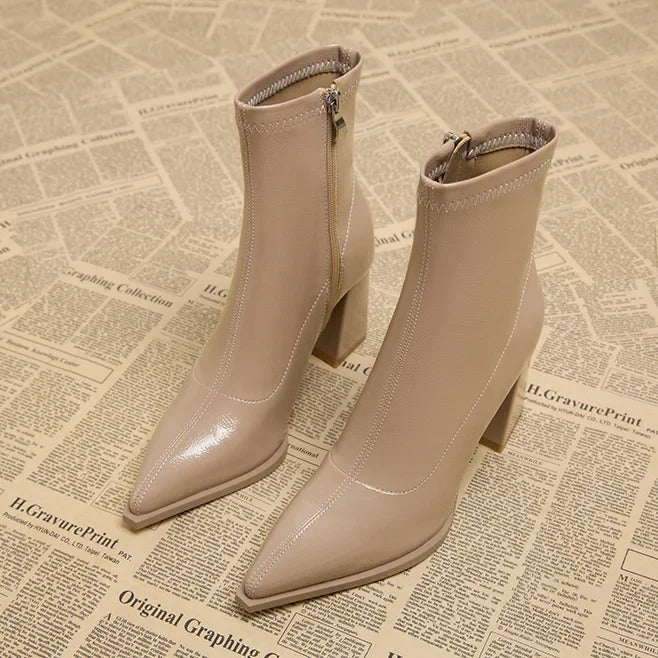 Beige Stiefeletten mit spitzer Zehenpartie und Blockabsatz, ideal für Damenmode. Perfekt für Herbsttrends und elegante Outfits.