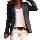 Damenblazer in Schwarz, elegant und zeitlos, ideal für Business und Freizeit. Kombiniert mit weißem Top und Hose für einen stilvollen Look.