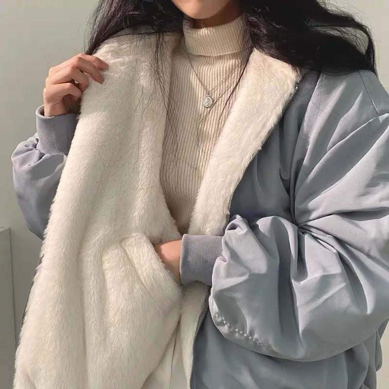 Damen Winterjacke mit weißem Kunstfellfutter, hellblauem Außenmaterial, Reißverschluss und modischem Design. Perfekt für kalte Tage.