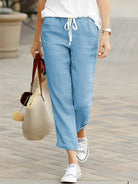 Damen Leinenhose in Blau, lässig und bequem, ideal für Sommermode. Perfekt kombiniert mit Sneakers und einer Tasche für einen entspannten Look.