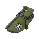 Grüne Hundejacke mit Reißverschluss und reflektierendem Geschirr, ideal für Outdoor-Aktivitäten. Modisches Design, warm und funktional.