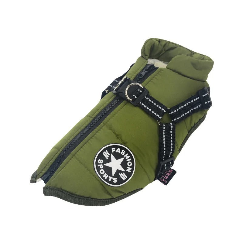 Grüne Hundejacke mit Reißverschluss und reflektierendem Geschirr, ideal für Outdoor-Aktivitäten. Modisches Design, warm und funktional.
