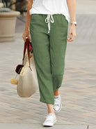 Damenhose aus Leinen in Grün, lässig und bequem, ideal für den Sommer. Perfekt kombiniert mit Sneakers und einer Tasche für einen entspannten Look.
