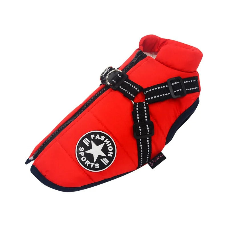 Rotes Hundemantel mit schwarzem Gurt, reflektierenden Nähten und "Fashion Sports"-Logo. Ideal für kaltes Wetter, stilvoll und funktional.