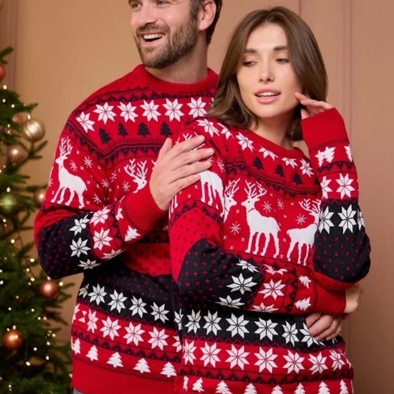 Roter Weihnachtspullover mit Rentier- und Schneeflockenmuster, ideal für festliche Anlässe. Perfekt für Weihnachtsfeiern und Wintermode.