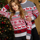 Weihnachtspullover mit Rentier- und Schneeflockenmuster, rot-weiß, ideal für festliche Anlässe. Perfekt für Weihnachten und Wintermode.