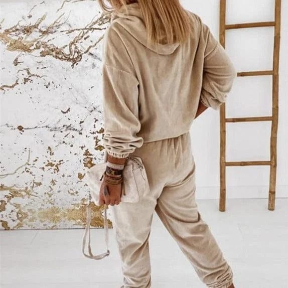 Beiges Velours-Sweatshirt-Set für Damen, gemütlich und stilvoll, ideal für Freizeit und Lounge. Perfekt für modische Herbst- und Winteroutfits.