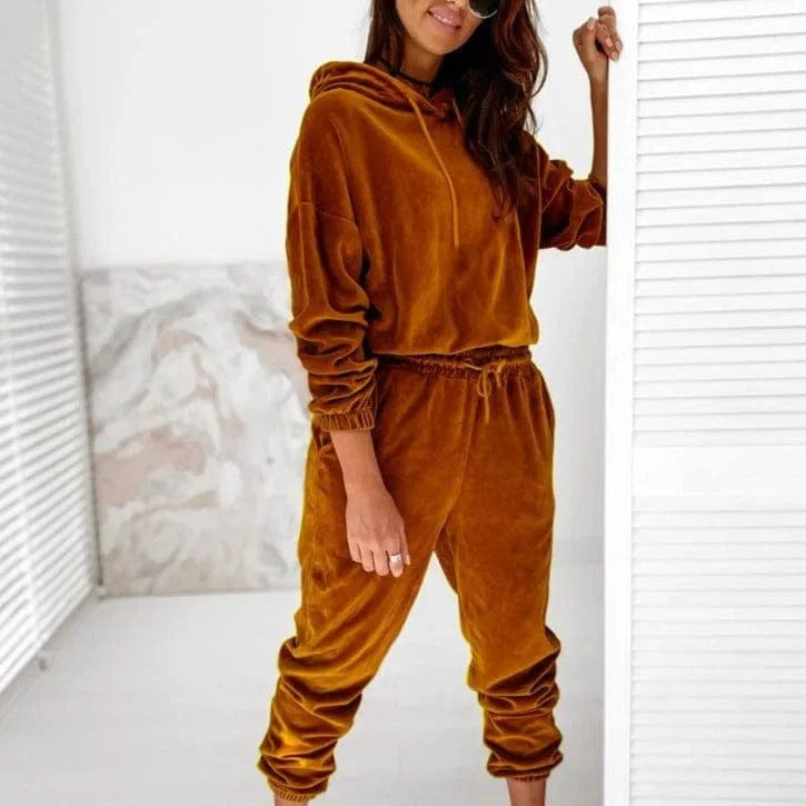 Braunes Velours-Sweatshirt-Set für Damen, bestehend aus Hoodie und Jogginghose. Bequem, modisch, ideal für Freizeit und Loungewear.