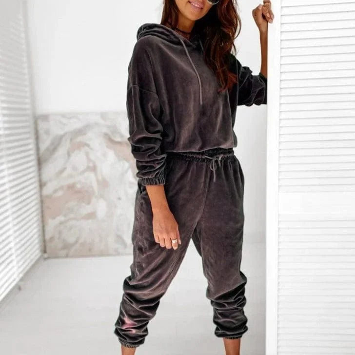 Damen Velours-Sweatshirt-Set in Grau, bestehend aus Kapuzenpullover und Jogginghose. Bequemes Freizeit-Outfit, ideal für Zuhause oder Sport.