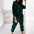 Grünes Velours-Sweatshirt-Set für Damen, bestehend aus Kapuzenpullover und Jogginghose. Bequem, modisch, ideal für Freizeit und Sport.
