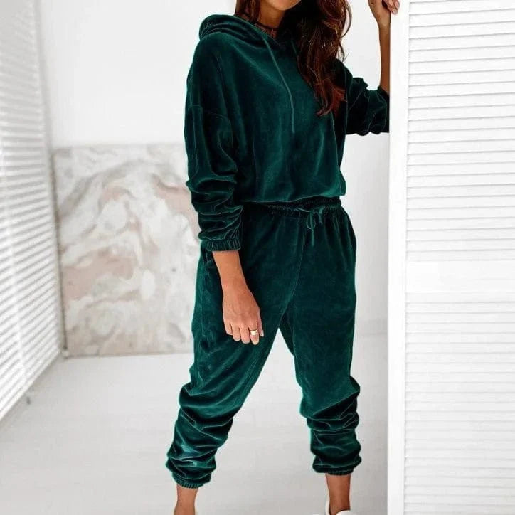 Grünes Velours-Sweatshirt-Set für Damen, bestehend aus Kapuzenpullover und Jogginghose. Bequem, modisch, ideal für Freizeit und Sport.