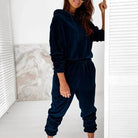 Damen Velours-Sweatshirt-Set in Marineblau, bestehend aus Kapuzenpullover und Jogginghose. Bequem, modisch, ideal für Freizeit und Sport.