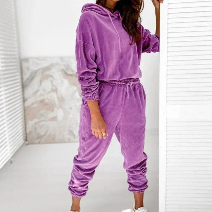 Damen Velours-Sweatshirt-Set in Violett, bestehend aus Kapuzenpullover und Jogginghose. Bequem, modisch, ideal für Freizeit und Sport.