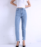 Vintage-Jeans mit hoher Taille, hellblau, Damenmode, figurbetont, zeitloser Stil, ideal für lässige Outfits, erhältlich bei Amodafashion.
