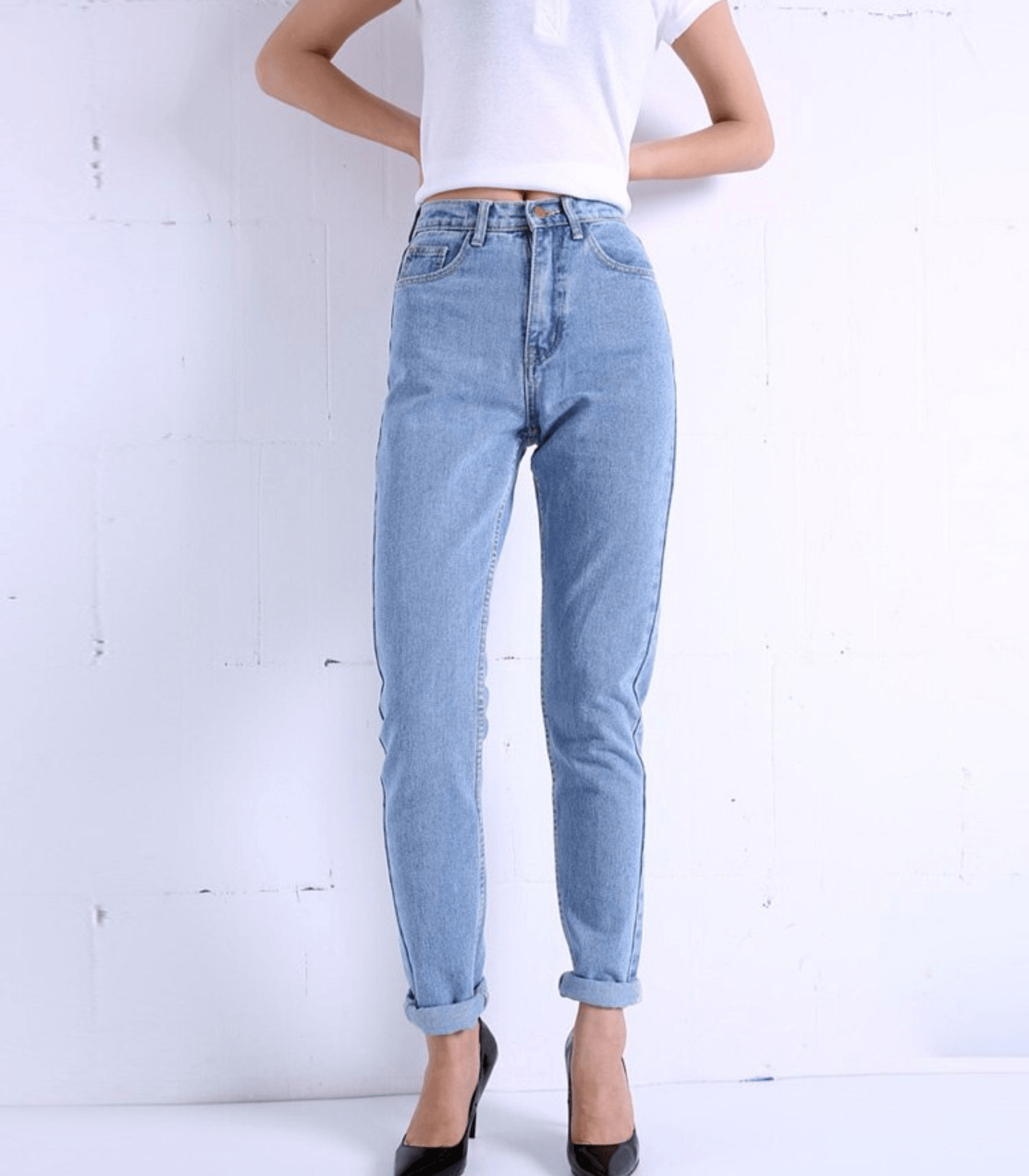 Vintage-Jeans mit hoher Taille, hellblau, Damenmode, figurbetont, zeitloser Stil, ideal für lässige Outfits, erhältlich bei Amodafashion.