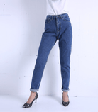 Vintage-Jeans mit hoher Taille, klassischer blauer Denim, ideal für modische Outfits. Perfekt für Retro-Looks und zeitlosen Stil.